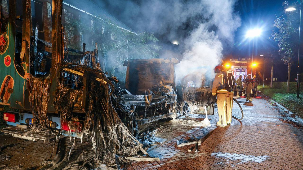 De bezorgwagen brandde helemaal uit (foto: Persbureau Heitink).