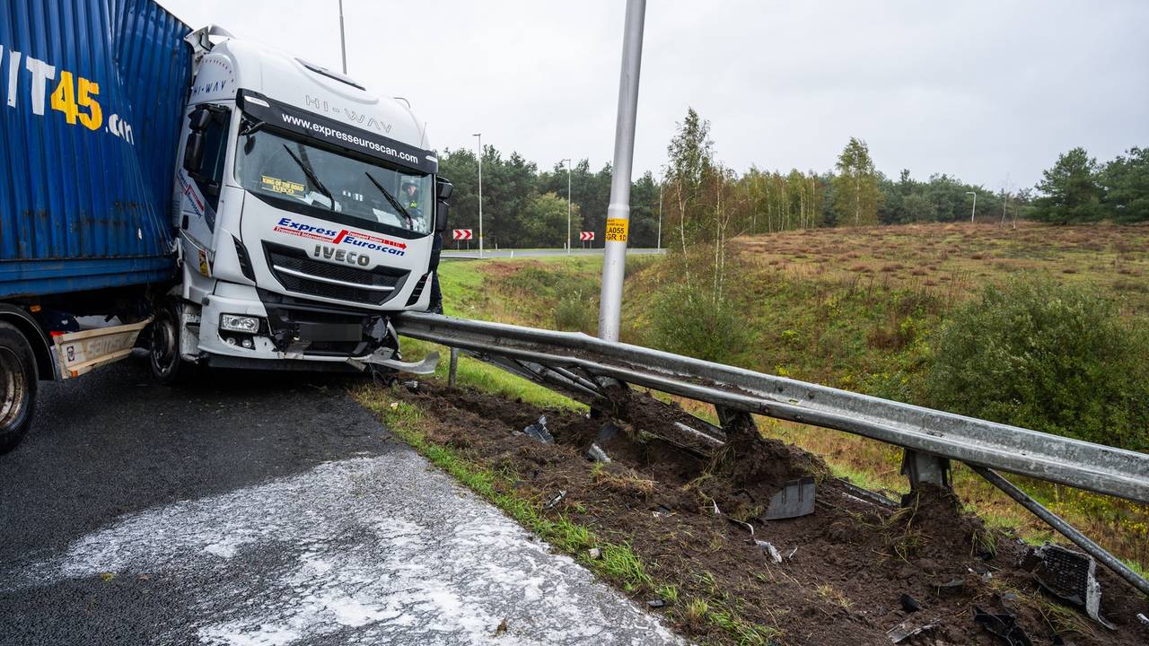 A58 en A16 bij knooppunt Galder nog uren dicht door geschaarde vrachtwagen