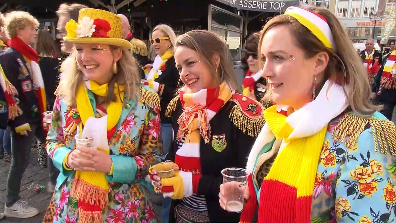 Carnavalstoeristen vallen door de mand in Oeteldonk omdat ze slecht verkleed zijn