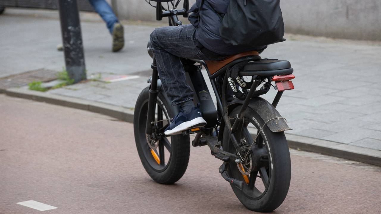 Fatbike in het verkeer (foto: Harold Versteeg/ANP).