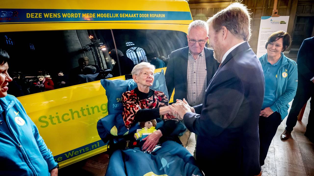 Ongeneeslijk zieke Jenny in gesprek met de koning (foto: ANP)