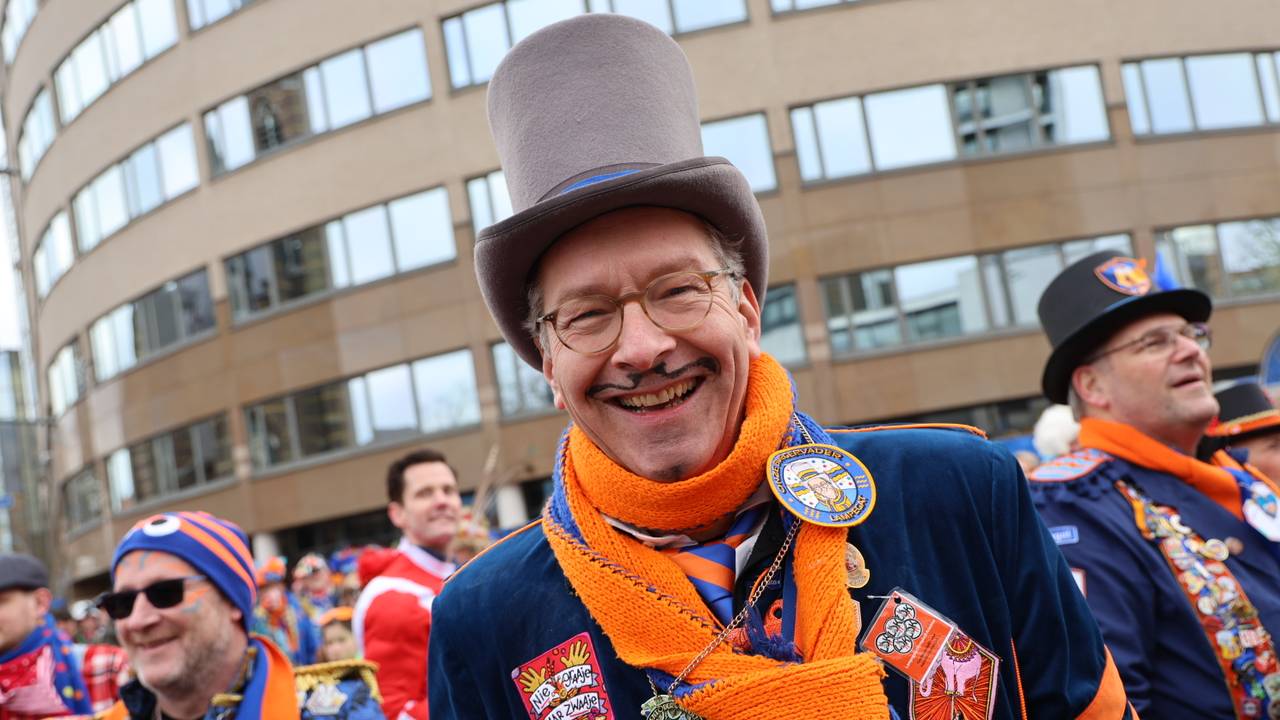 Burgemeester Jeroen Dijsselbloem tijdens de Lampegatse optocht (Lobke Kapteijns). 