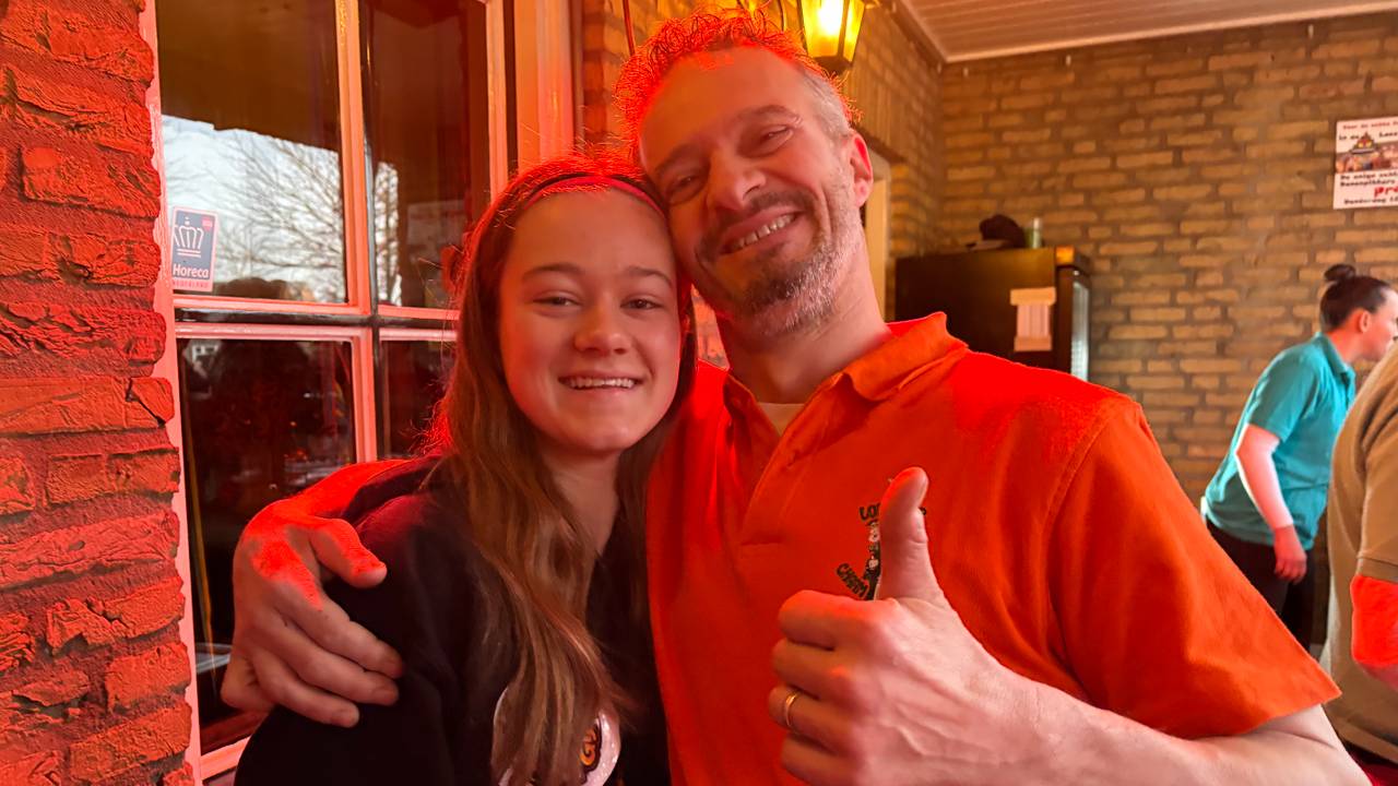 Café eigenaar Eric en zijn team staat weer vroeg klaar (foto: Ruud Ritzen / Omroep Brabant).