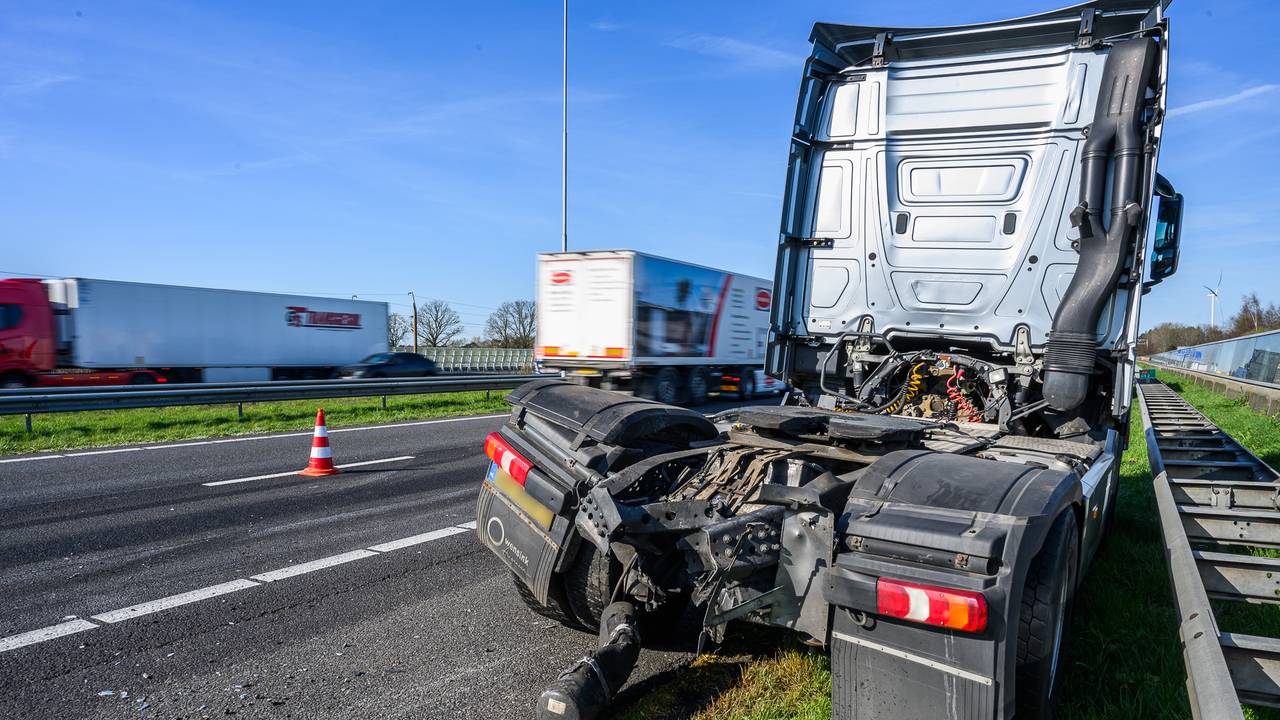 Botsing tussen twee trucks op A16 bij Breda: rechterrijstrook afgesloten