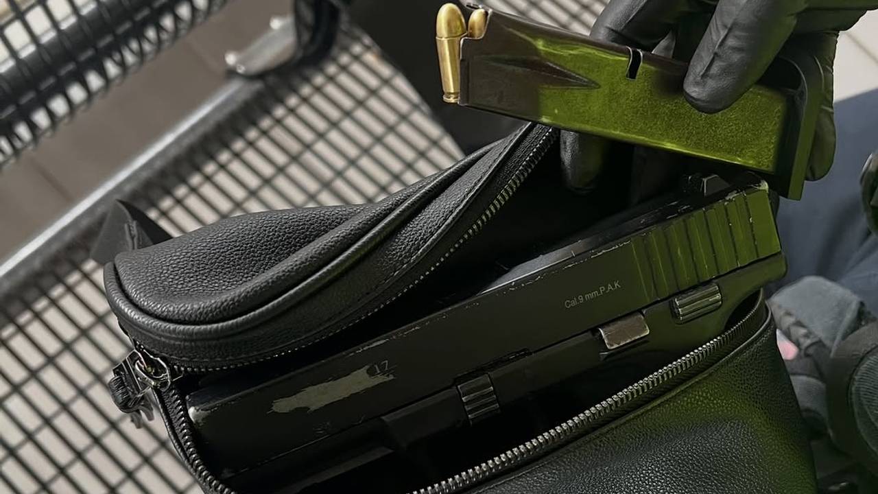 Het wapen zat in een tasje (foto: Veiligheid en Service Den Bosch).