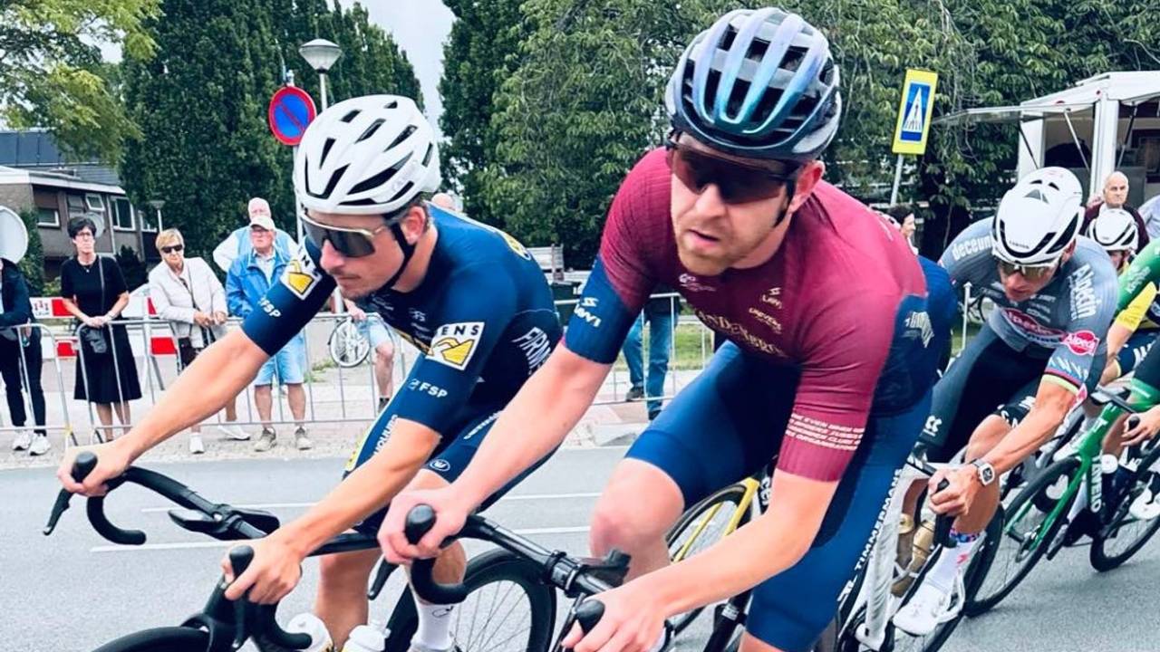 Sven Pijnenburg (links) tijdens een wedstrijd (foto: Hilde Pijnenburg).