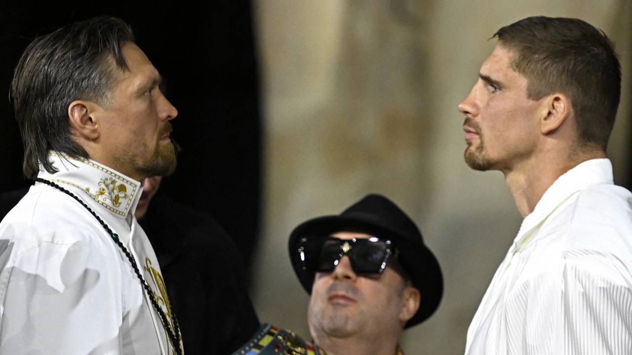 Usyk en Verhoeven met de traditionele staredown (foto: AFP).