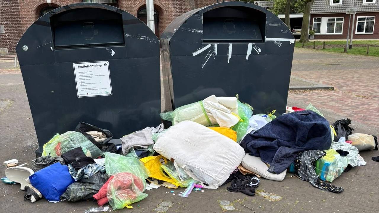 Op de Dijksestraat zijn de kledingcontainers weggehaald door de overlast (foto: Hanneke Meulenbroek).
