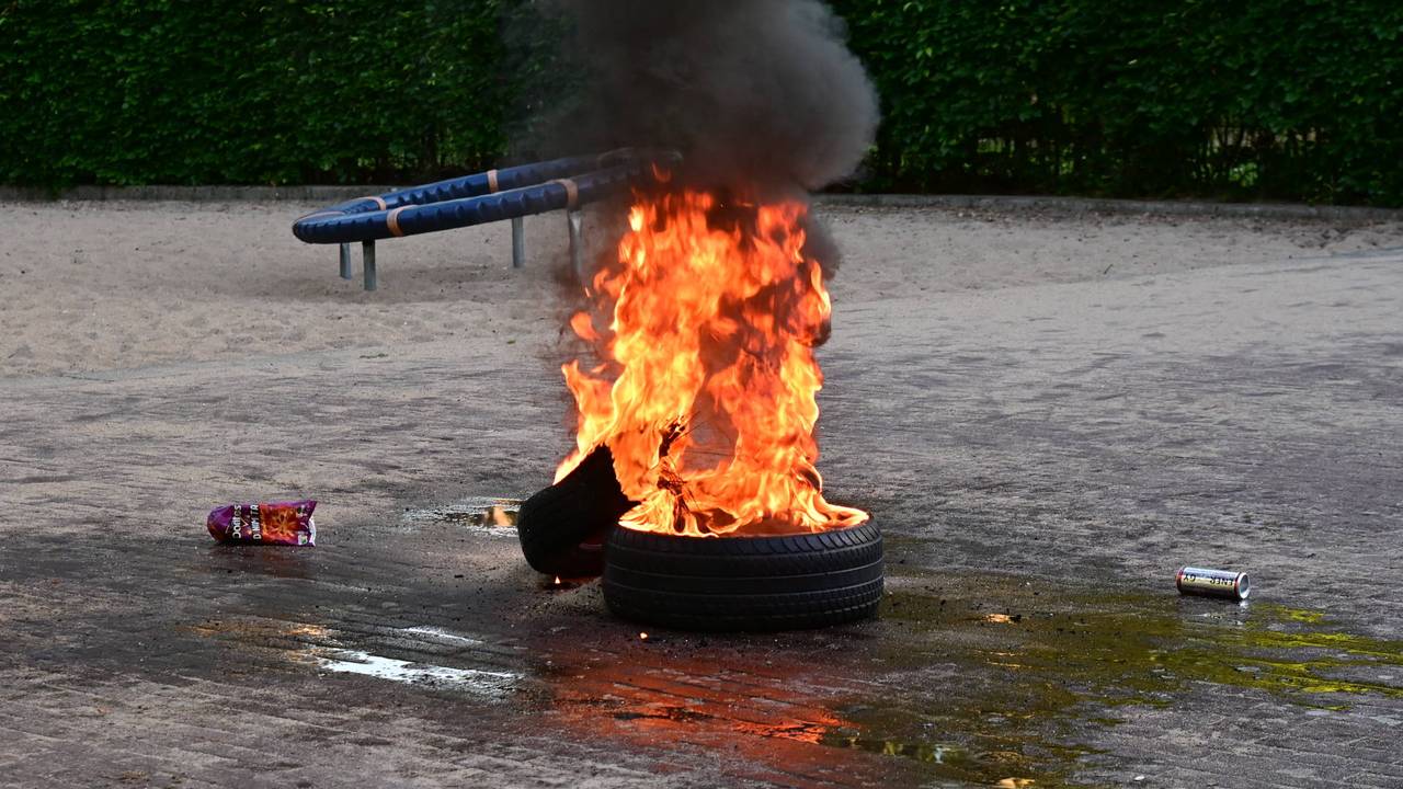 Autobanden in brand gestoken op speelplaats in Breda