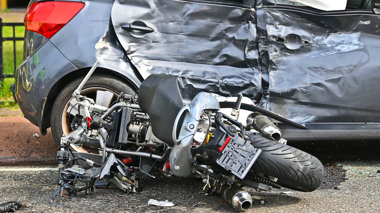 Motorrijder overleden door zwaar ongeval (Rico Vogels / Persbureau Heitink).