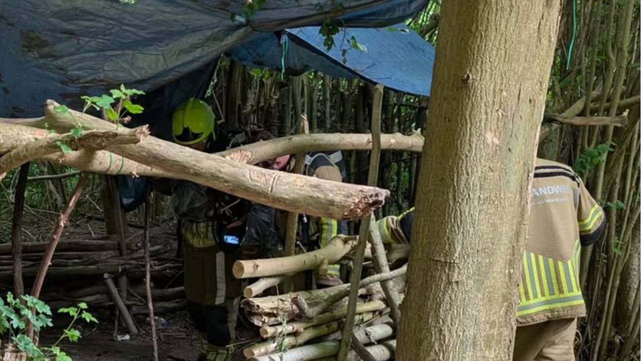 De brandweermannen troffen een smeulend kampvuur aan in een van takken en zeilen gebouwde hut in het bos. (foto: Instagram / Brandweergeertruidenberg.)