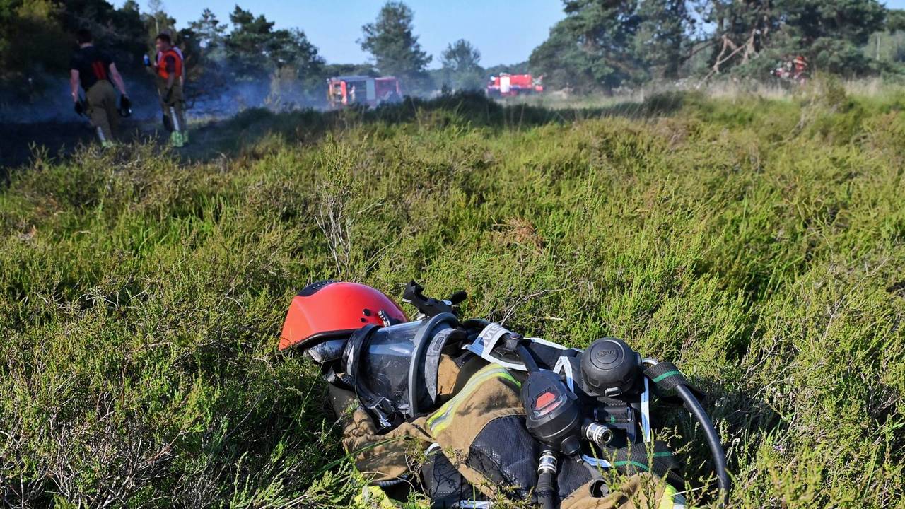 Ook het warme brandweerpak ging als de wiedeweerga uit nadat de brand geblust is. (Foto: Toby de Kort / Persbureau Heitink.)