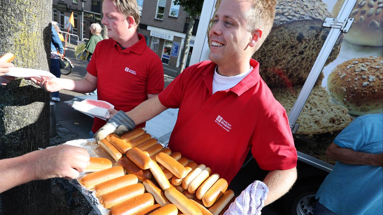 Medewerkers van Omroep Brabant delen worstenbroodjes uit (foto: Omroep Brabant).