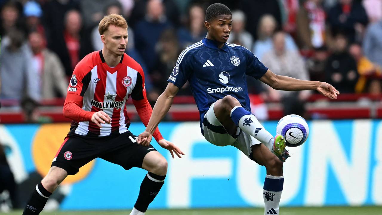 Chido Obi in duel met Sepp van de Berg tijdens het Premier League-duel tussen Brentford en Manchester United