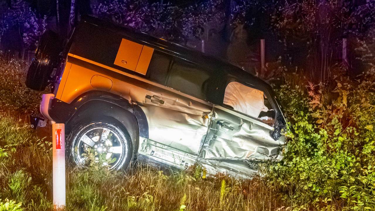 De auto eindigde in een greppel (foto: Harrie Grijseels/Persbureau Heitink).