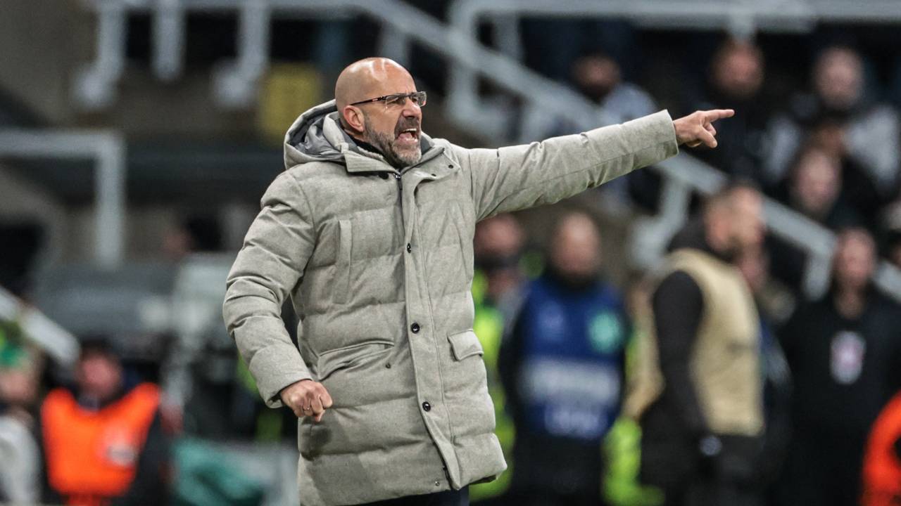 Peter Bosz tijdens de wedstrijd Newcastle United - PSV (3-0) (Foto: ANP).