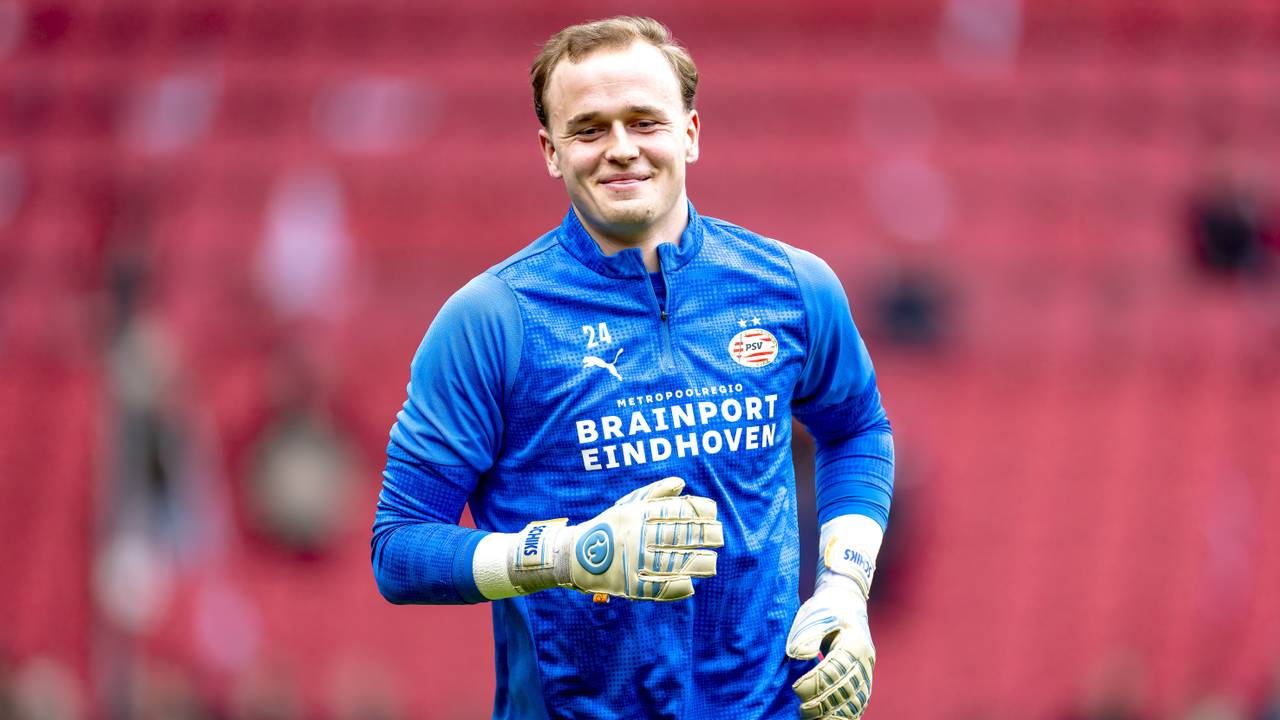 Keeper Niek Schiks maakt tegen FC Groningen zijn debuut voor PSV (foto: ANP).