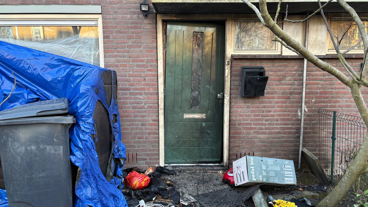 Bij daglicht is de schade aan het huis in Eindhoven goed te zien (foto: Ruud Ritzen).