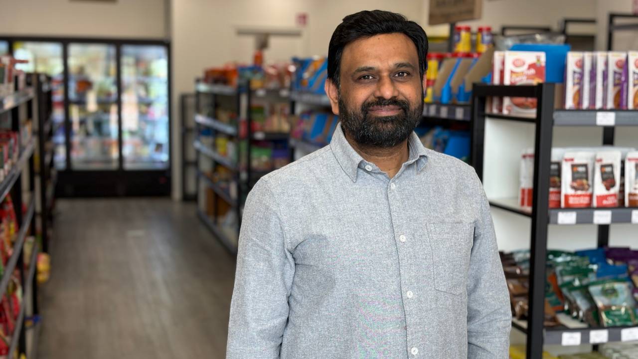 Suresh heeft in Eindhoven een winkel met producten uit India (foto: Rogier van Son).