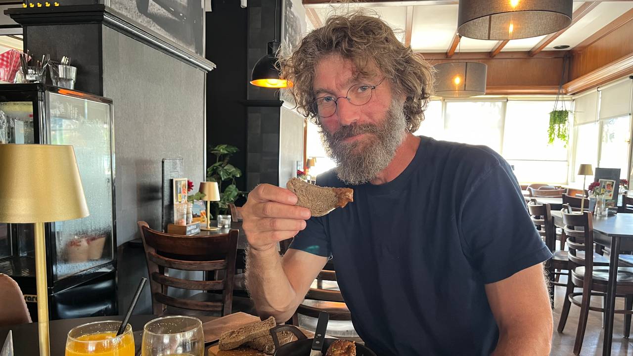 Trucker Geert uit Woerden neemt even pauze. Hij heeft in zijn vrachtwagen niet veel last van de hitte (foto: Floortje Steigenga).