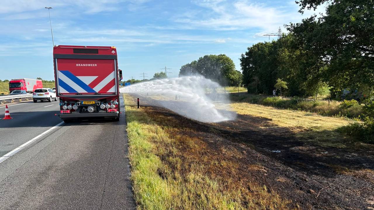 Brand in de berm van de A73 (foto: Rijkswaterstaat).