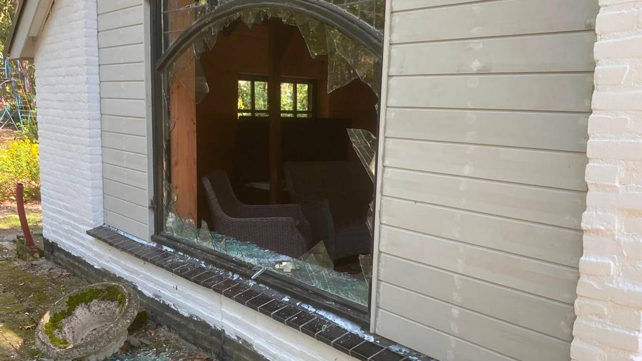 De vandalen sloegen geen raam over (Privéfoto).