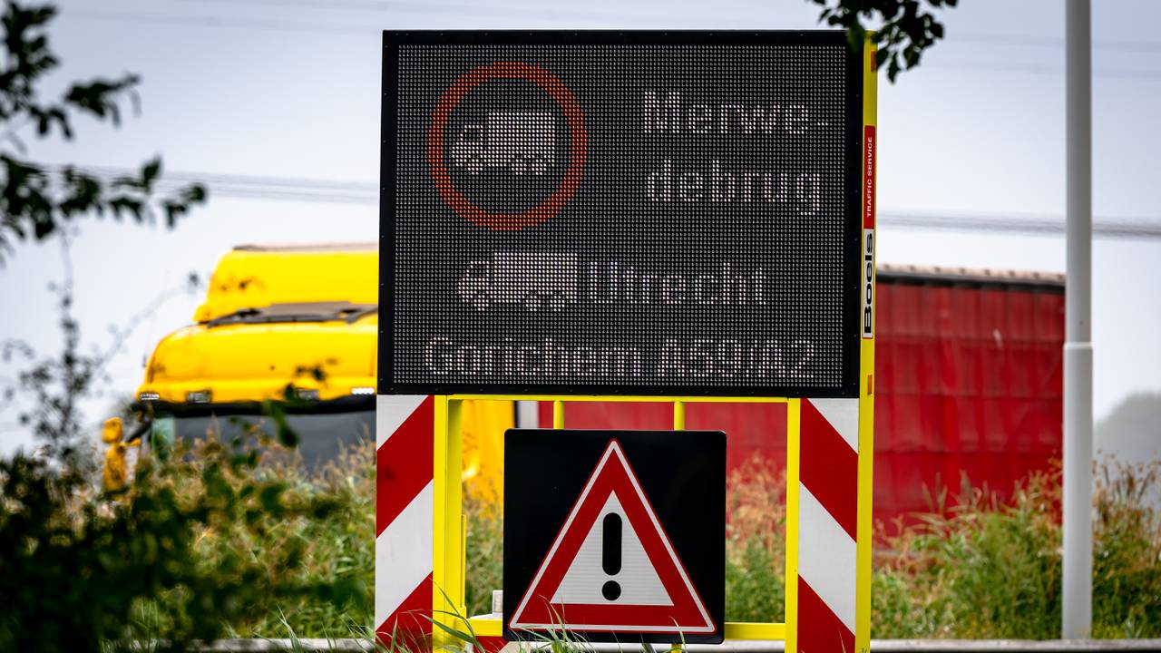 Vrachtwagens mogen niet meer over de Merwedebrug rijden (foto: Jack Brekelmans / ANP).