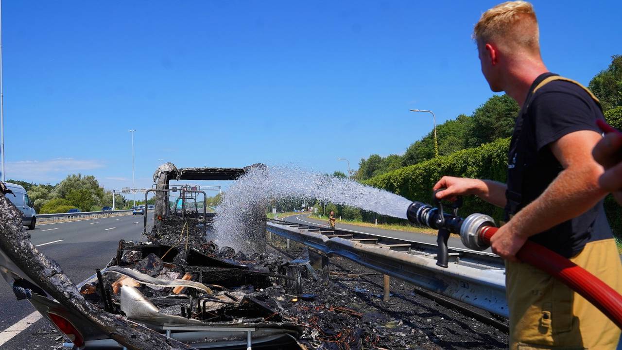 Camper brandt volledig uit op de A2 bij Liempde (foto: Bart Meesters/Persbureau Heitink).