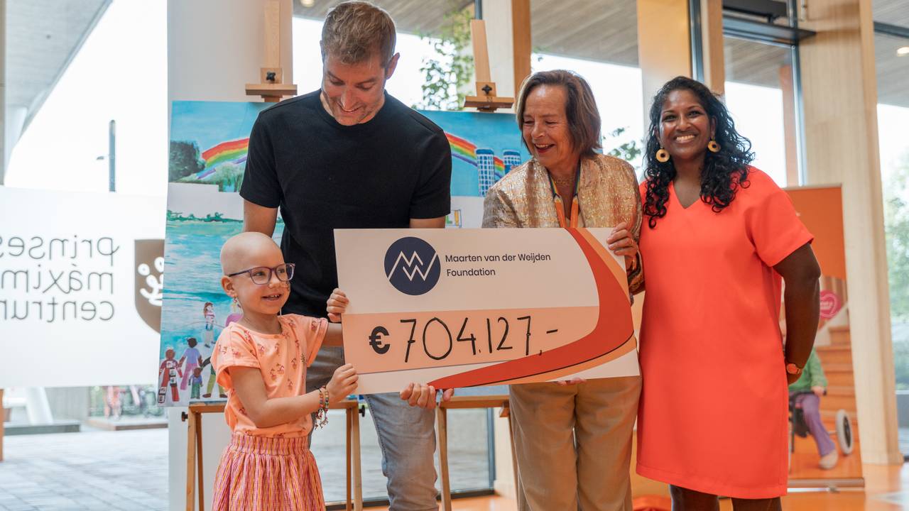 Maarten van der Weijden overhandigde woensdagochtend een cheque voor onderzoek naar kinderkanker aan het Prinses Maxima Centrum (foto: PIT Mediahuis).