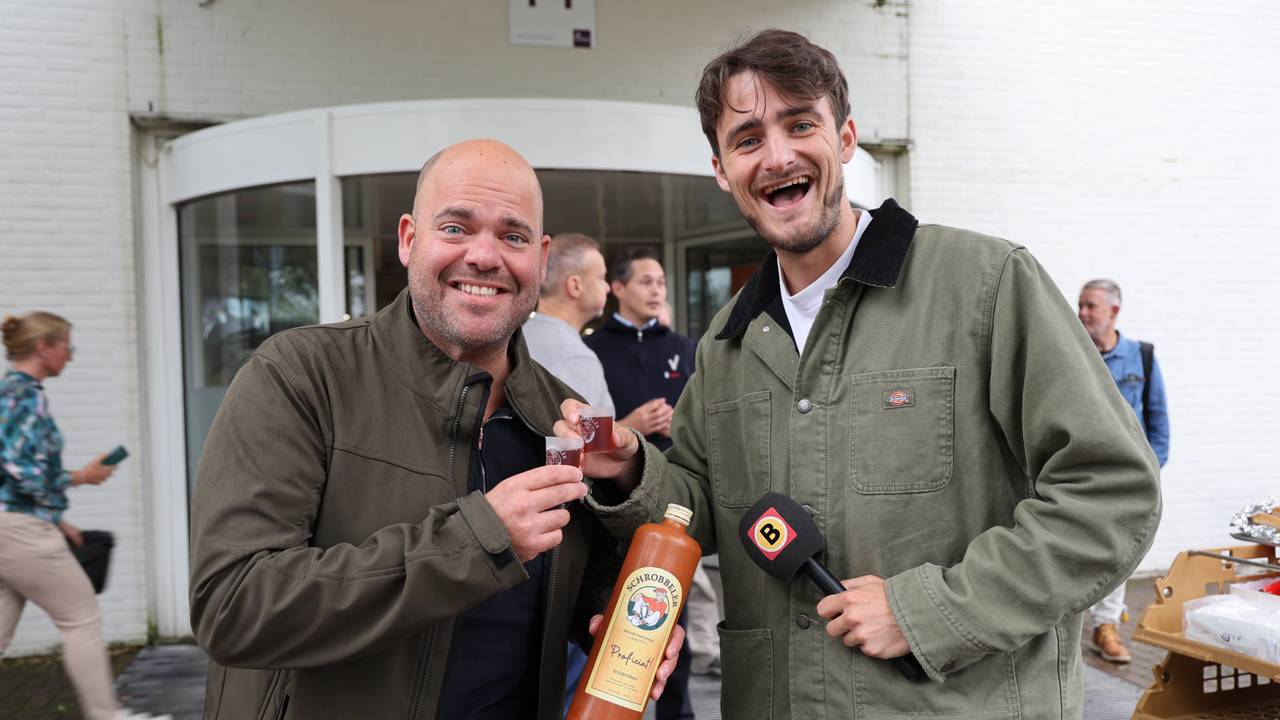 Paul trakteerde Omroep Brabant op een kruik Schrobbelèr (foto: Omroep Brabant).
