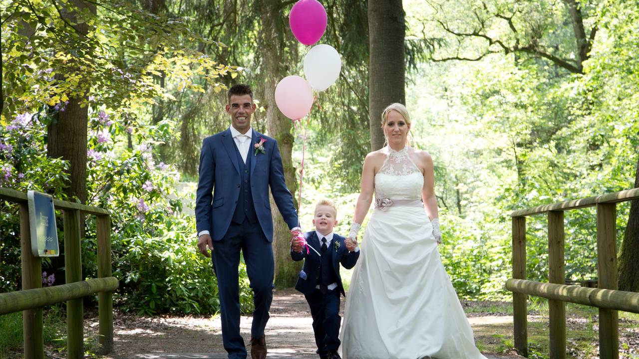 Noëlla en Danny met Bram op hun bruiloft. De drie ballonnen symboliseren Fons, Femke en Faith. Die hebben ze later losgelaten (Jenneke Lok Fotografie).