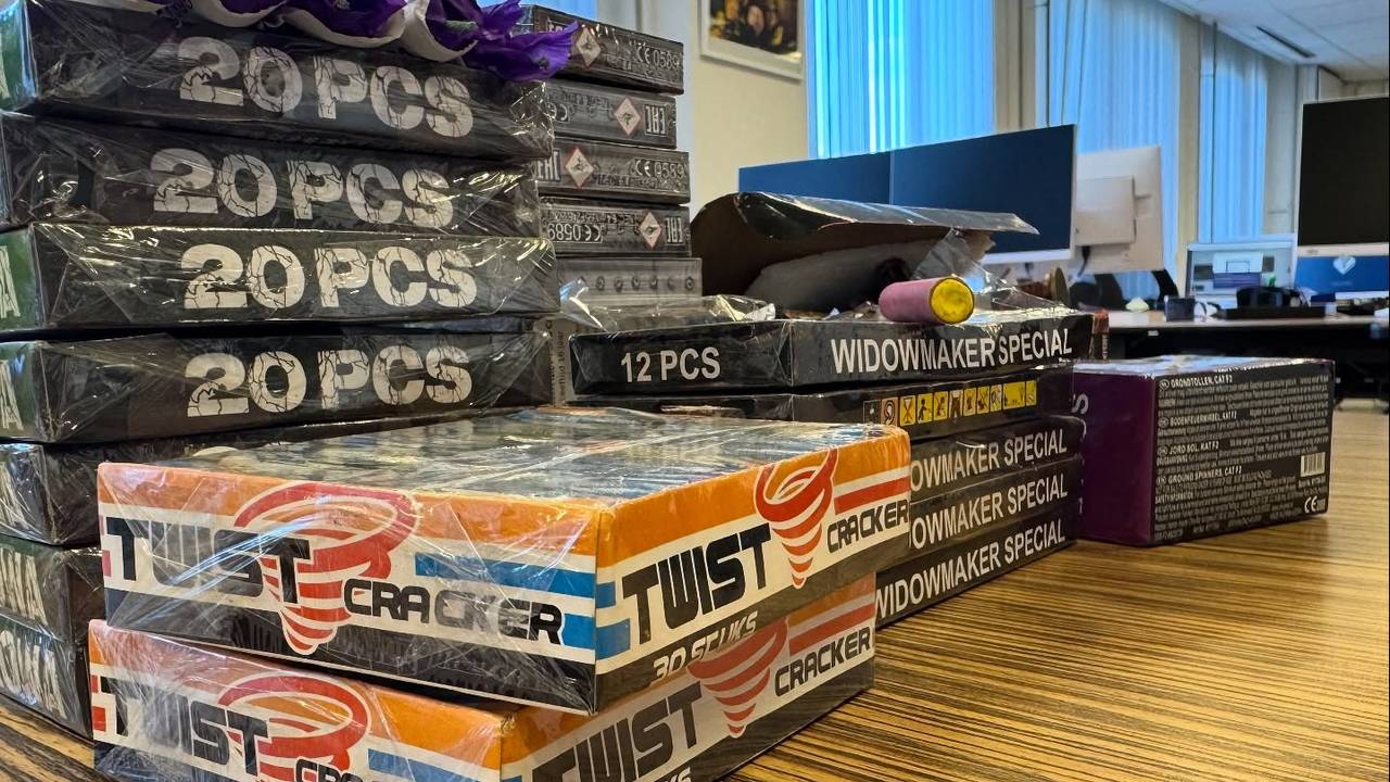 Een deel van het vuurwerk, uitgestald op een politiebureau (foto: politie Bergeijk, Eersel, Bladel, Reusel-De Mierden op Facebook).