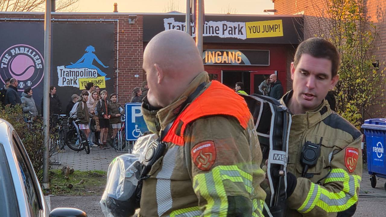 De brandweer voerde metingen uit bij het trampolinepark in Waalwijk.
