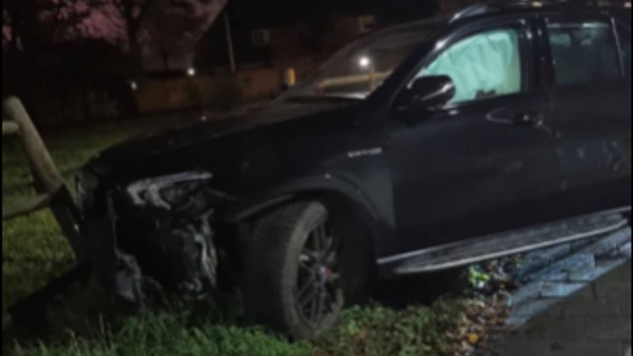 De beschadigde auto (foto: politie_digitaal_meierij/Instagram).