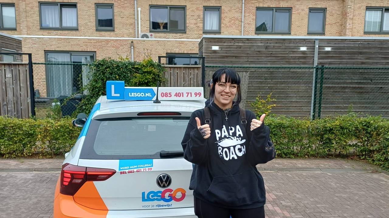 Blijdschap bij Lieke na het halen van haar rijbewijs (Privéfoto).