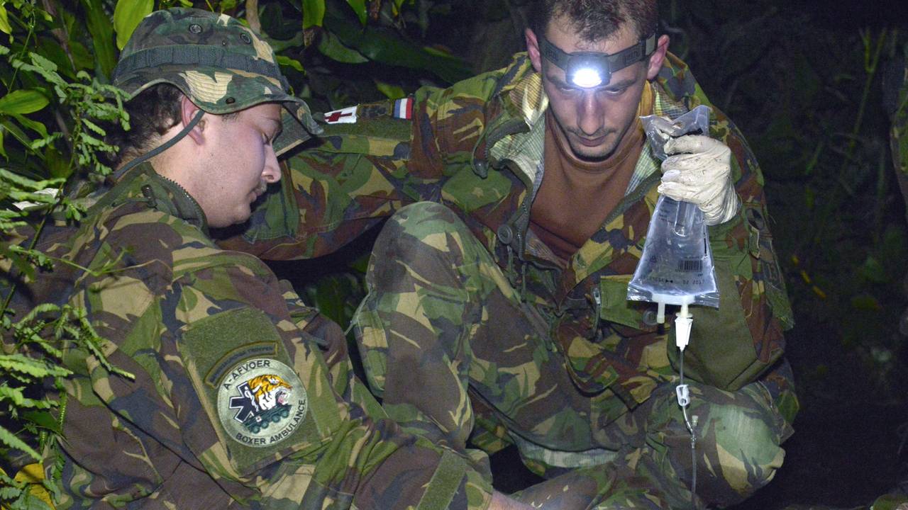 Geneeskundige militairen uit Oirschot oefenen in de Bush van Burgers Zoo (foto: ANP).