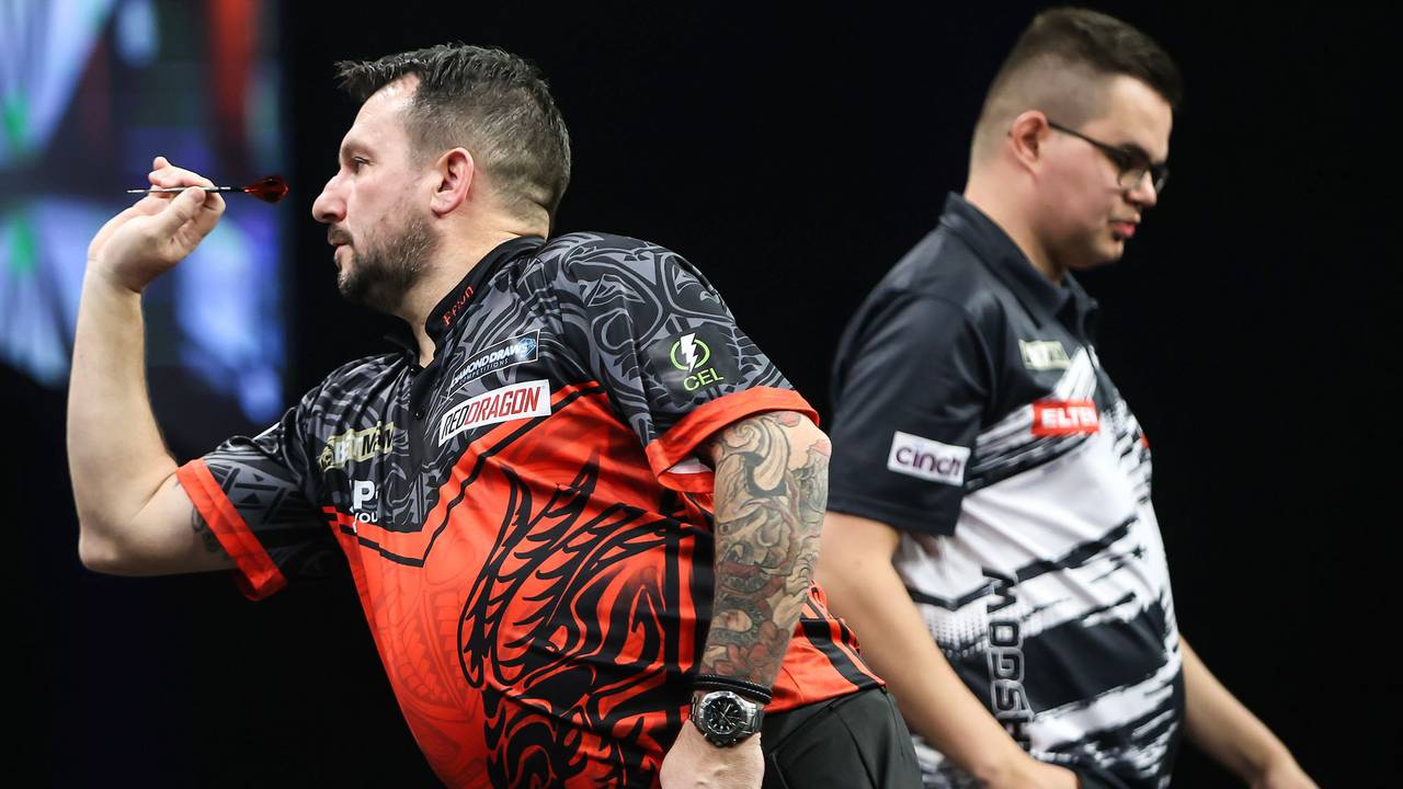 Gian van Veen (rechts) moest in de Premier League-dartsfinale donderdag zijn meerdere erkennen in Jonny Clayton (foto: PDC).