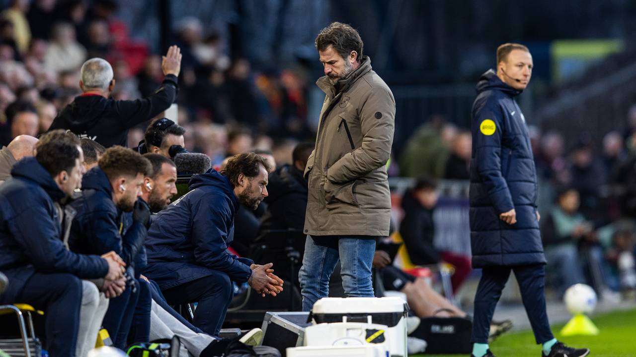 NAC-trainer Carl Hoefkens staat onder zware druk (foto: Sonny Lensen / ANP).