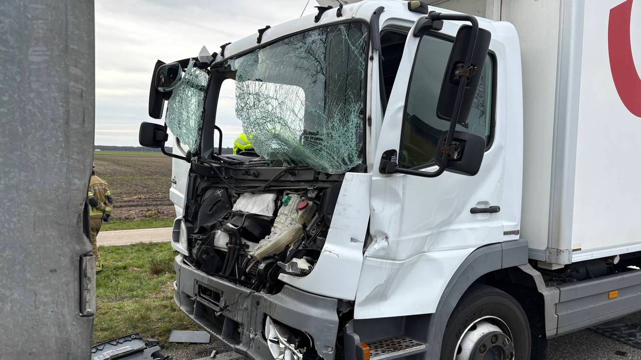 Vrachtwagenchauffeur gewond na botsing met andere vrachtwagen