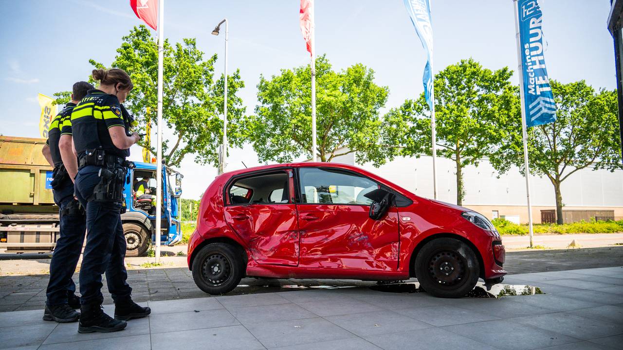 Auto flink beschadigd na botsing met vrachtwagen in Breda