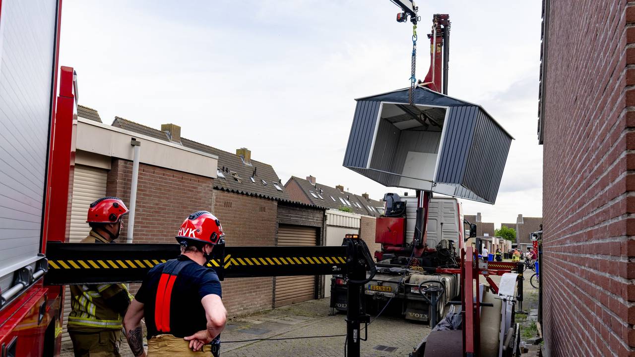 Bezorging tuinhuisje in Raamsdonksveer gaat mis (foto: Marcel van Dorst / Eye4Images).