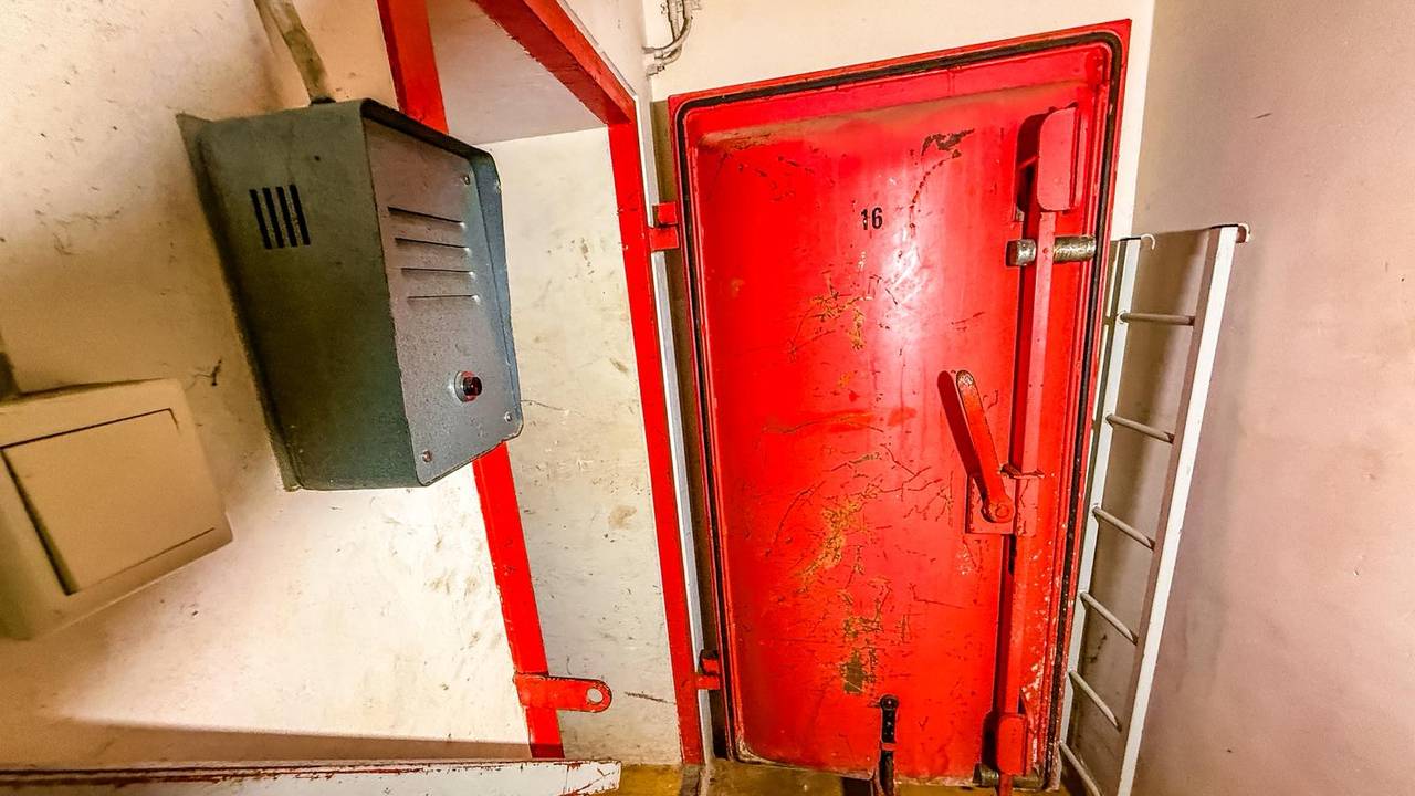 De zware rode deur van de noodzetel (foto: Alain Heeren)