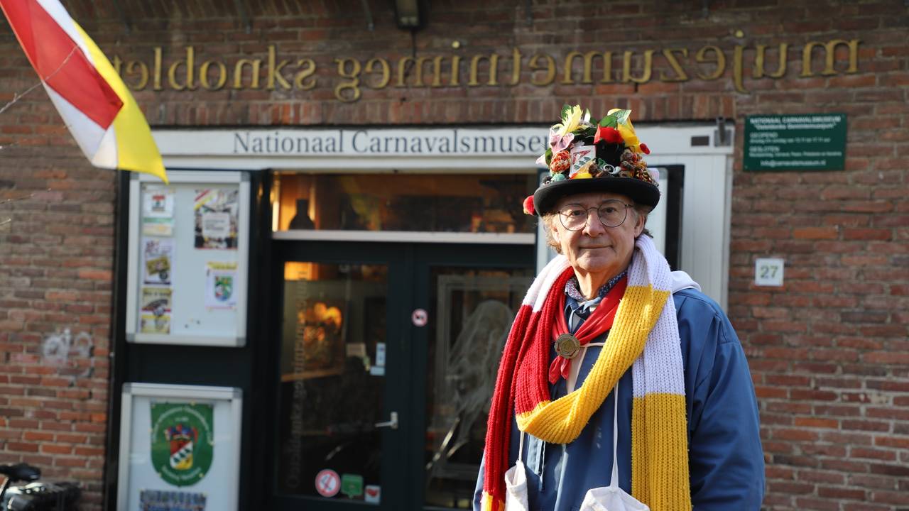 Rob van de Laar voor het carnvalsmuseum in Den Bosch (foto: Collin Beijk)