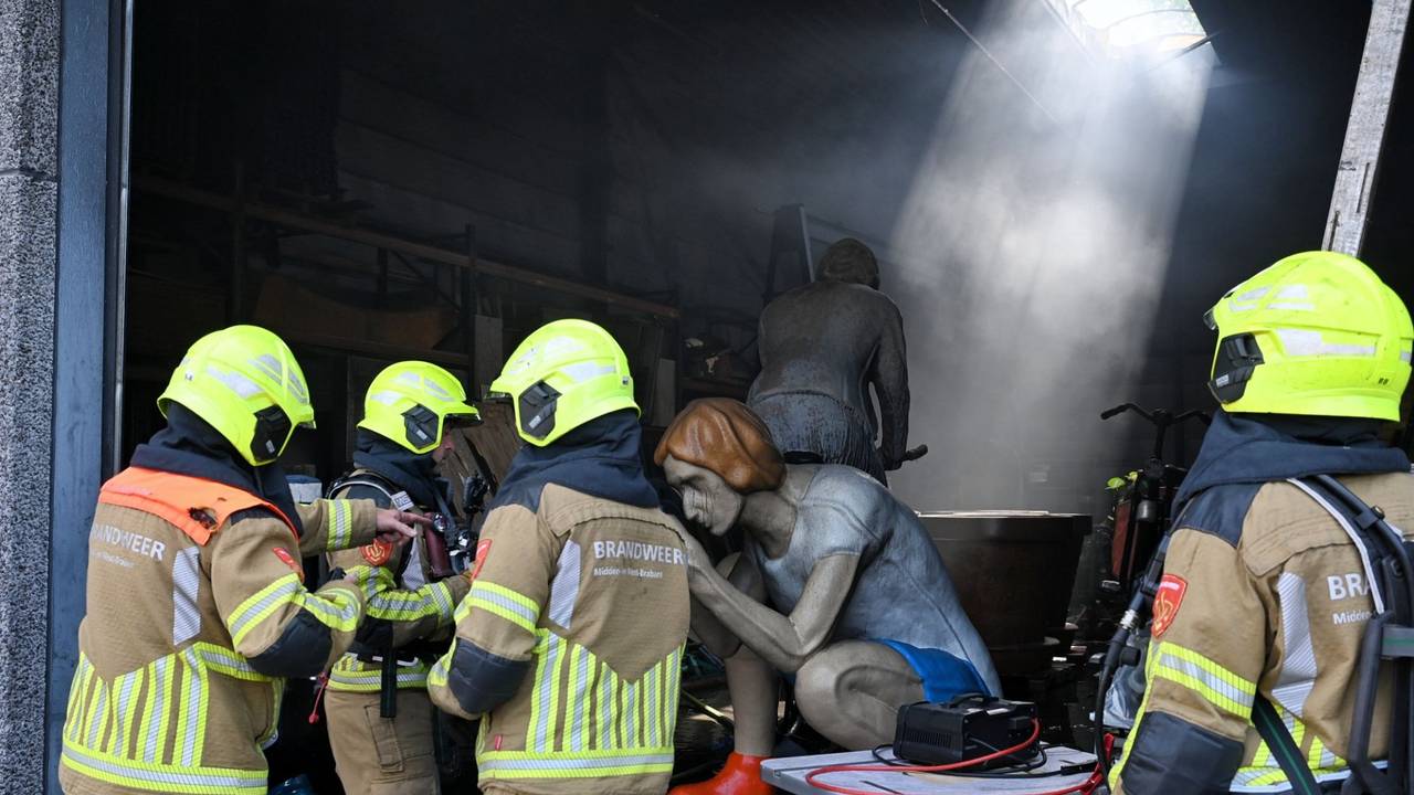 Flinke brand in loods met beelden Tilburg (foto: Toby de Kort / Persbureau Heitink).