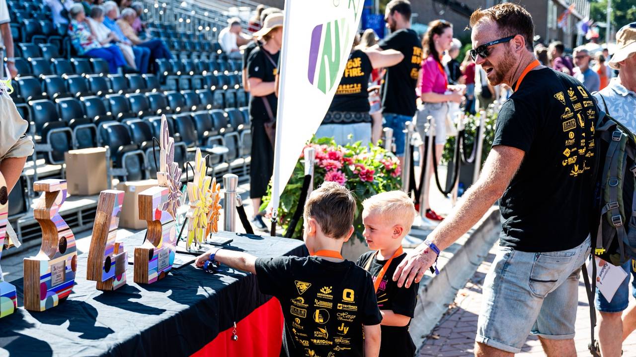 Kinderen kijkend naar de prijzen in 2025 (foto: José van Trijp).