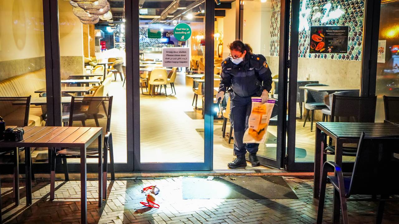 De politie doet onderzoek bij het visrestaurant in Eindhoven (foto: SQ Vision).