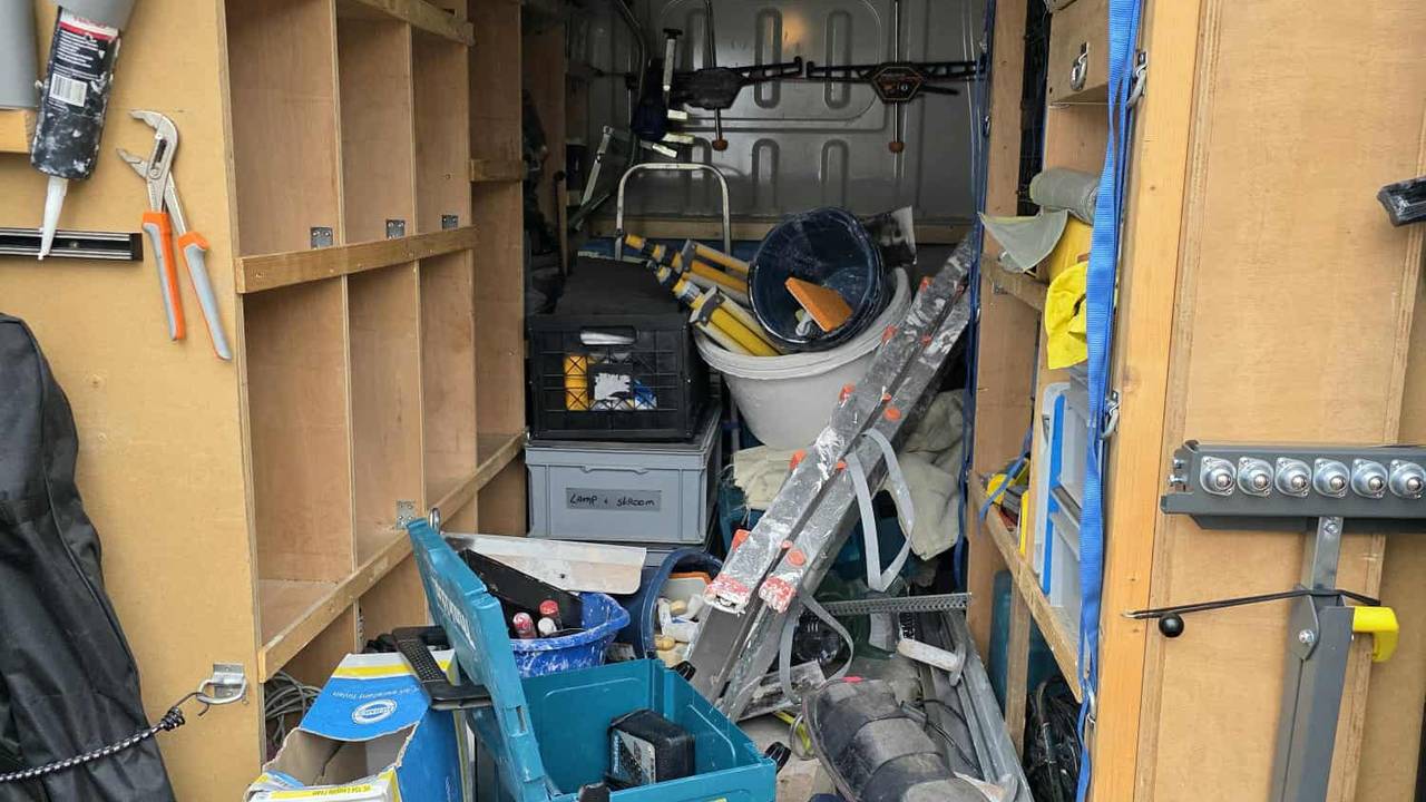 De werkbus na de diefstal in januari: gereedschap verdwenen en slot geforceerd (foto: Patrick Hellemons).