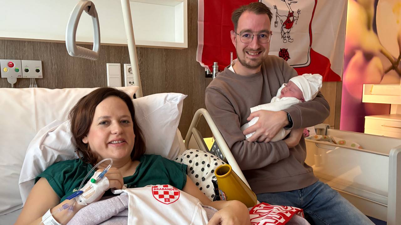 Carnavalsbaby Nomi wordt in Krabbegat geboren (foto: Omroep Brabant).
