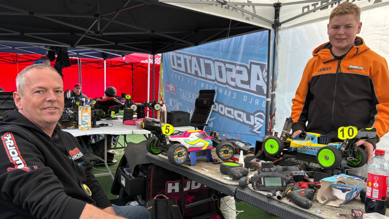Rogér Baak en zoon Lucas bij modelracen in Helmond (foto: Omroep Brabant).