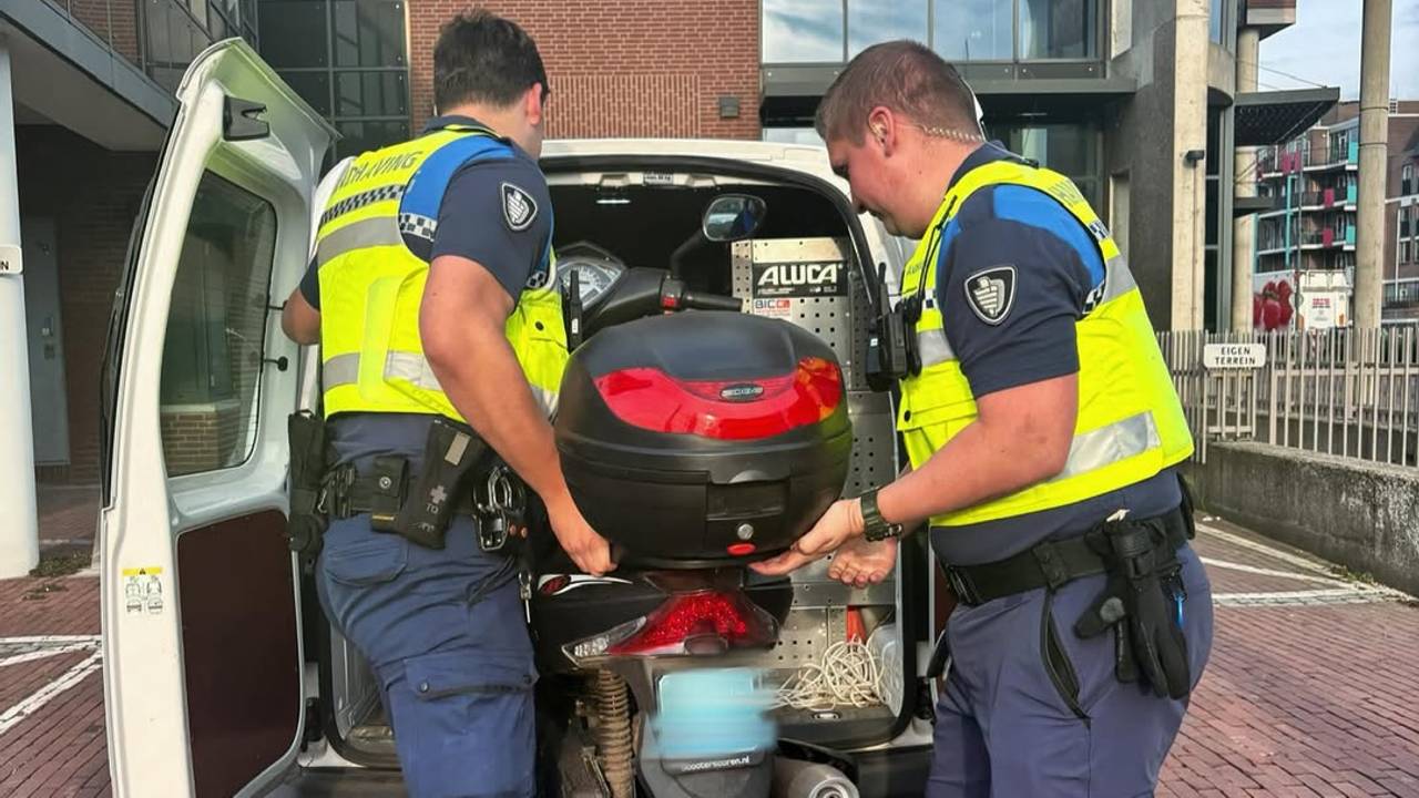 De eigenaar van de scooter is zijn scooter én rijbewijs kwijt (foto: Instagram Handhaving Helmond).